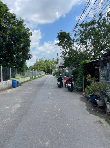 Bán nhà 3 tầng, 108m2, gần Thành Phố Mới, phường Định Hòa, Thủ Dầu Một, giá 3.6 tỷ.