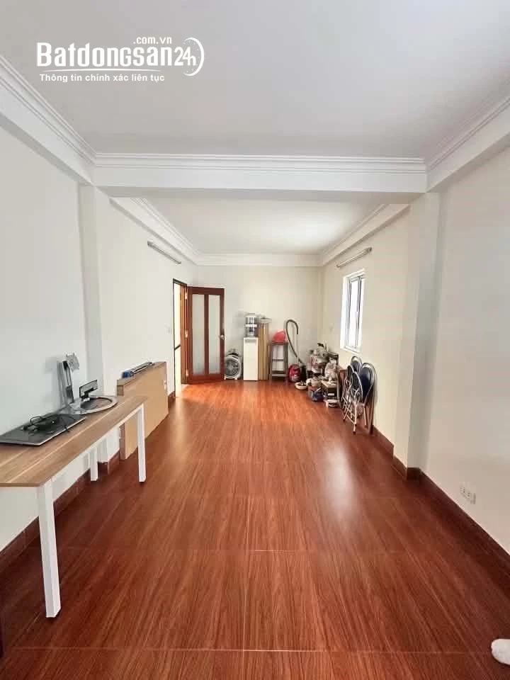 Bán nhà 39m2, 4 tầng, gần phố tại quận Hoàng Mai, giá hơn 7 tỷ, 5 phòng ngủ, kinh doanh tốt.