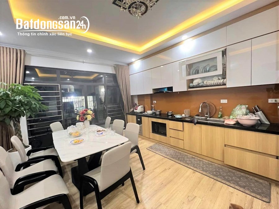 Bán nhà phố Huỳnh Thúc Kháng. Vỉa hè, oto tránh, Kinh doanh. 60m2 x 4 Tầng. Giá 15tỷ