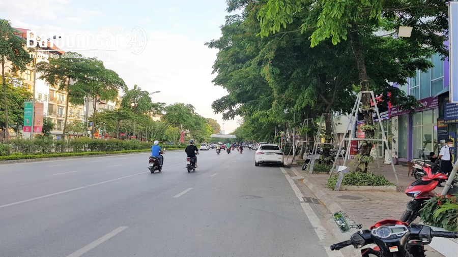 Bán tòa nhà mặt phố Tây Hồ. 450m2 x 12 Tầng, MT15m, Lô góc, Hè 6m, 6 làn xe. 300 Tỷ 
