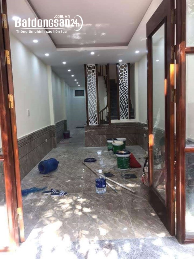Cho thuê nhà ngõ 1 phố Trần Quốc Hoàn, Diện tích 40m2 x 5 tầng, mỗi tầng 1 phòng 1 wc