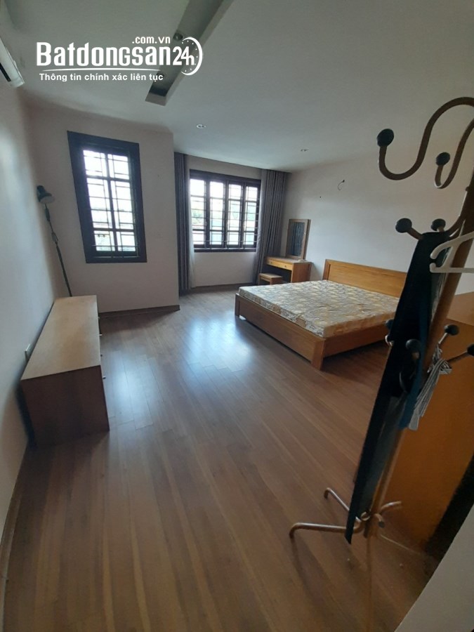 Cho thuê nhà ngõ 1 phố Nghĩa Tân. Diện tích 80m2 x 3,5 tầng có nội thất, ô tô đậu cửa