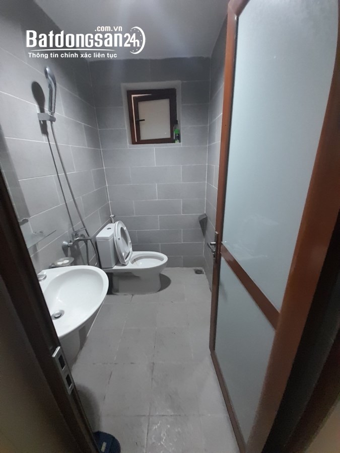 Cho thuê nhà ngõ 1 phố Nghĩa Tân. Diện tích 80m2 x 3,5 tầng có nội thất, ô tô đậu cửa