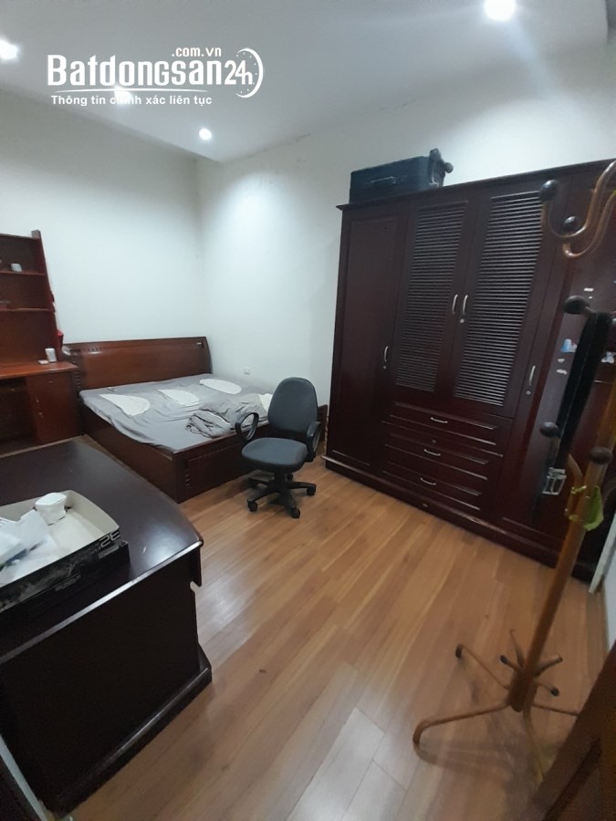 Cho thuê nhà ngõ 1 phố Nghĩa Tân. Diện tích 80m2 x 3,5 tầng có nội thất, ô tô đậu cửa