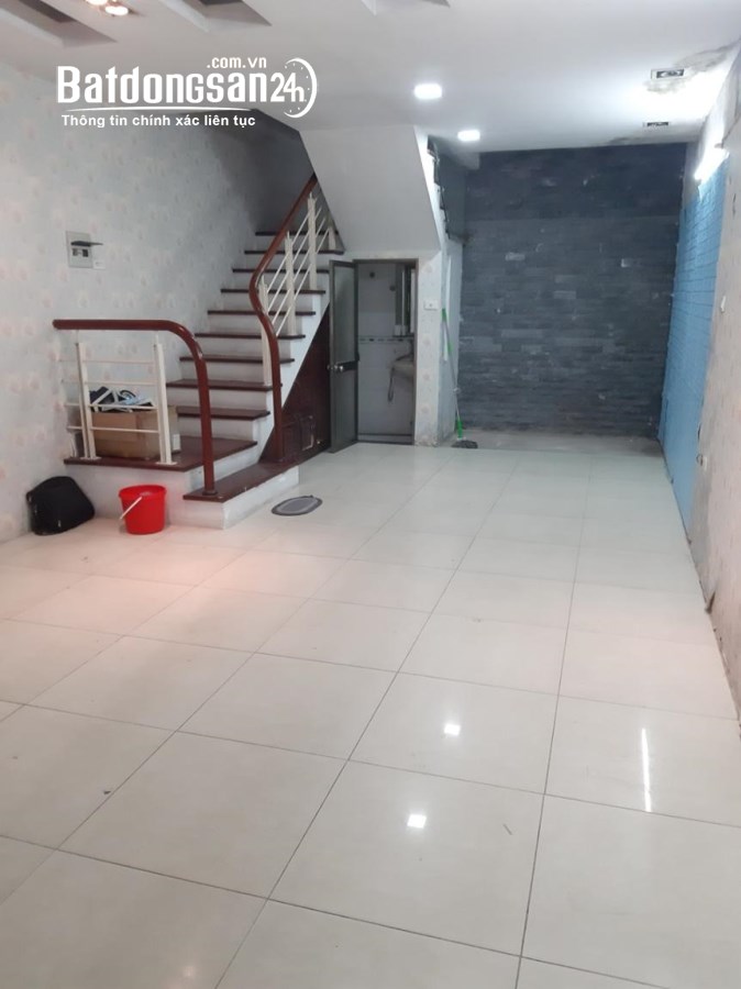 Cho thuê nhà ngõ 100 Hoàng Quốc Việt . Dt 40m x 5 tầng 1 tum, Mỗi tầng 1 phòng 1 wc