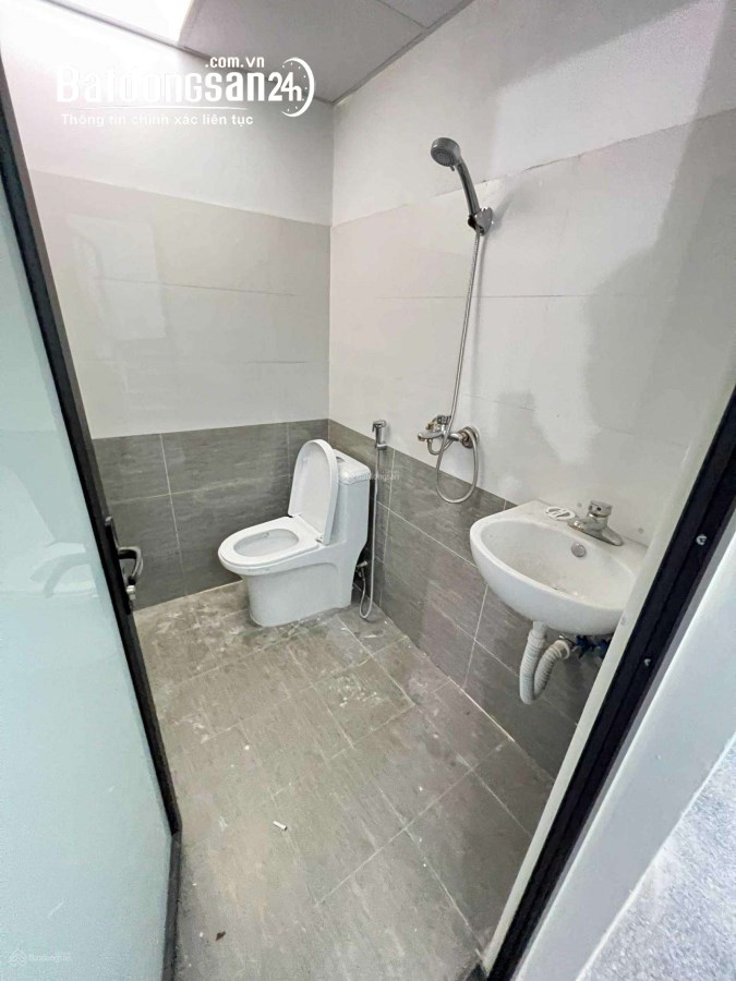Cho thuê nhà ngõ 100 Hoàng Quốc Việt . Dt 40m x 5 tầng 1 tum, Mỗi tầng 1 phòng 1 wc