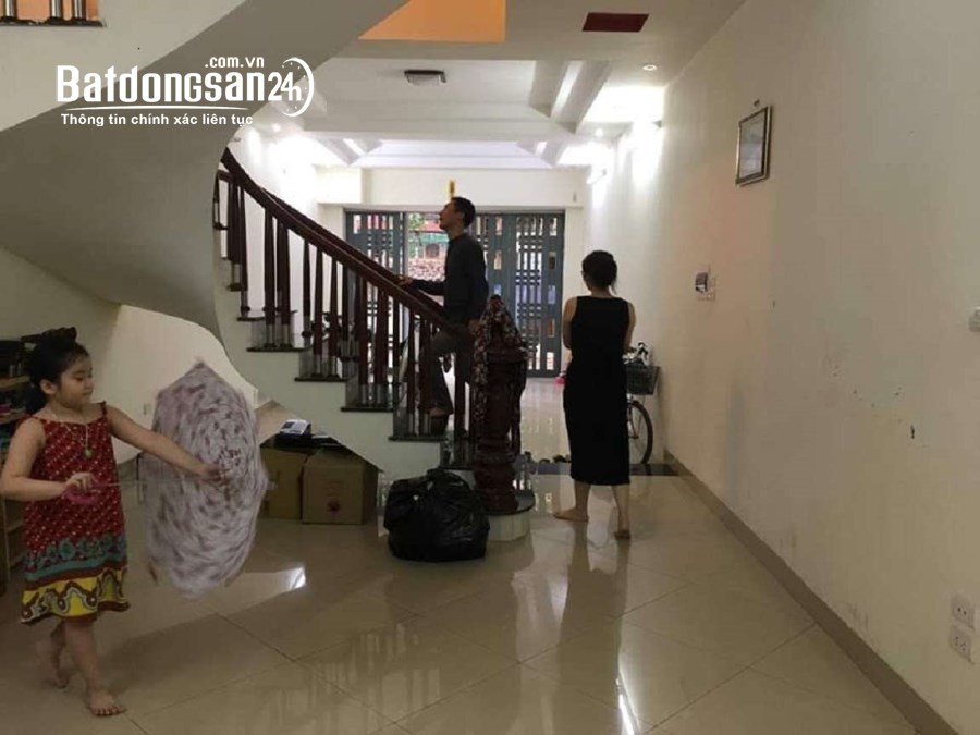 Cho thuê nhà ngõ 1 phố Phạm Tuấn Tài. Dt 55m2 x 5 tầng, đường rộng để xe ô tô