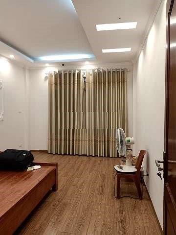 Cho thuê nhà ngõ 78 phố Duy Tân . Dt 55m2 x 5 tầng, ngõ ô tô đi lại