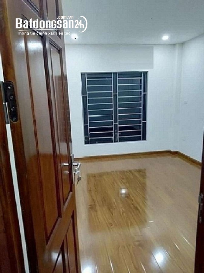 Cho thuê nhà ngõ 78 phố Duy Tân . Dt 55m2 x 5 tầng, ngõ ô tô đi lại