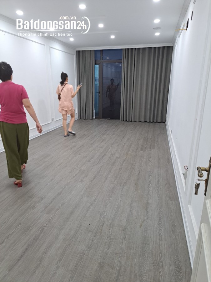 Nhà mặt phố Trần Quốc Hoàn, Dt 60m2 x 6T thông có Thang Máy + hầm để xe