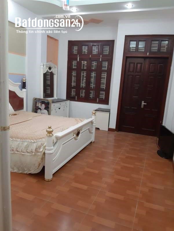 Cho thuê nhà phân lô ngõ 3 phố Phạm Tuấn Tài, Diện tích 60m x 5 tầng có ĐH, NL