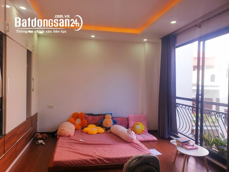 Bán nhà Vũ Đức Thận,Long Biên 5 tầng,34m2 oto đỗ cổng nhỉnh 3 tỷ