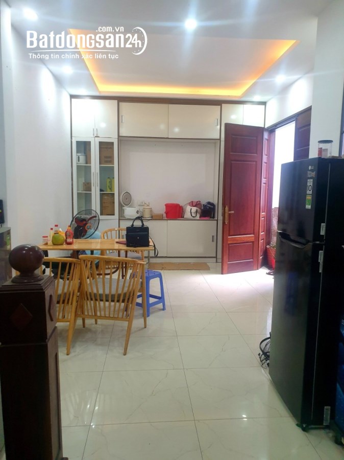 Bán nhà Vũ Đức Thận,Long Biên 5 tầng,34m2 oto đỗ cổng nhỉnh 3 tỷ