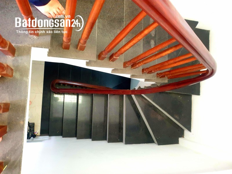 Bán nhà Vũ Đức Thận,Long Biên 5 tầng,34m2 oto đỗ cổng nhỉnh 3 tỷ