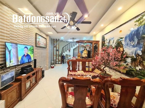 Bán nhà Phạm Ngọc Thạch, 43m*5T*5.7 tỷ,nhà đẹp gần phố, lô góc.0902190285