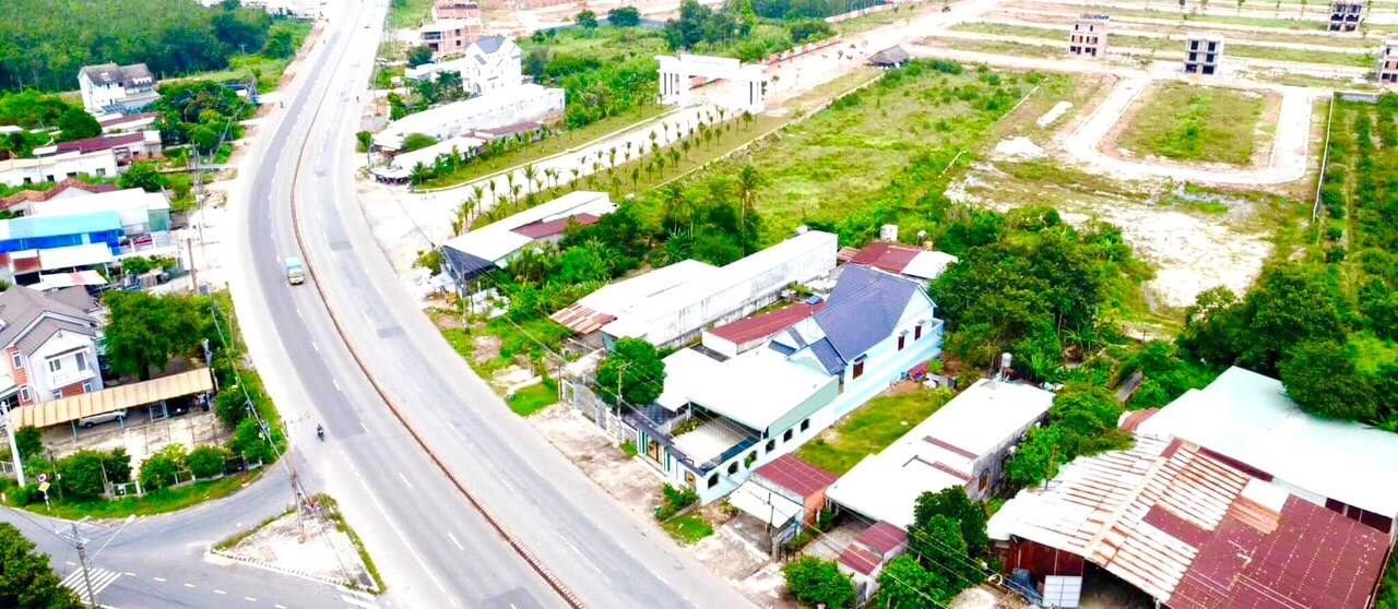 BÁN GẤP ĐẤT NỀN MẶT TIỀN ĐT 742 , ĐỐI DIỆN CỔNG KCN TÂN BÌNH.