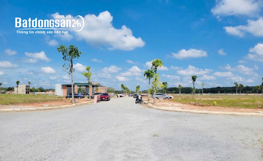 Cần bán gấp lô đất mặt tiền đường DT741