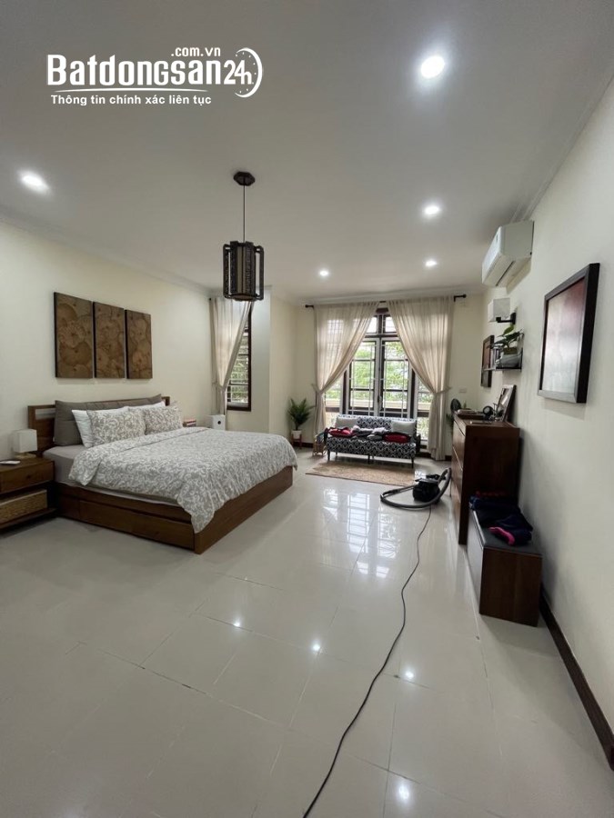 Bán biệt thự sân vườn - Lạc Long Quân - Ciputra - 180m2 x 3 tầng - MT 9m - Gara ô tô
