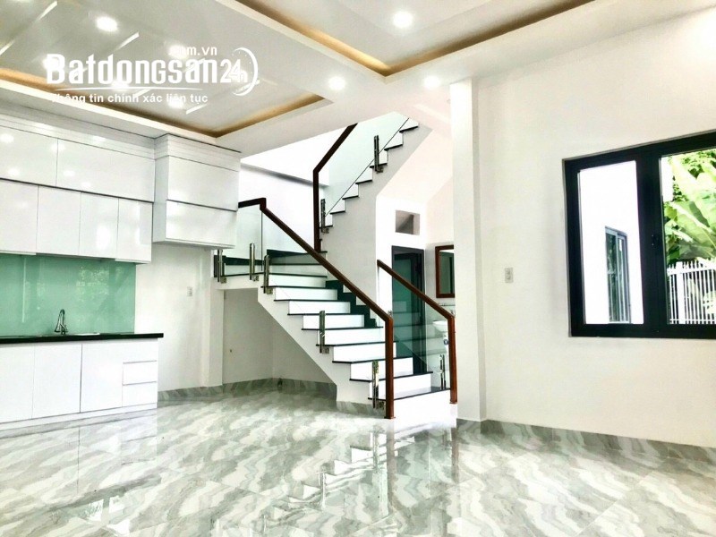 Cần tiền bán gấp nhà Mặt phố Trần Phú giá 13.5 tỷ, 25mx5 tầng, Hè 2,2m.