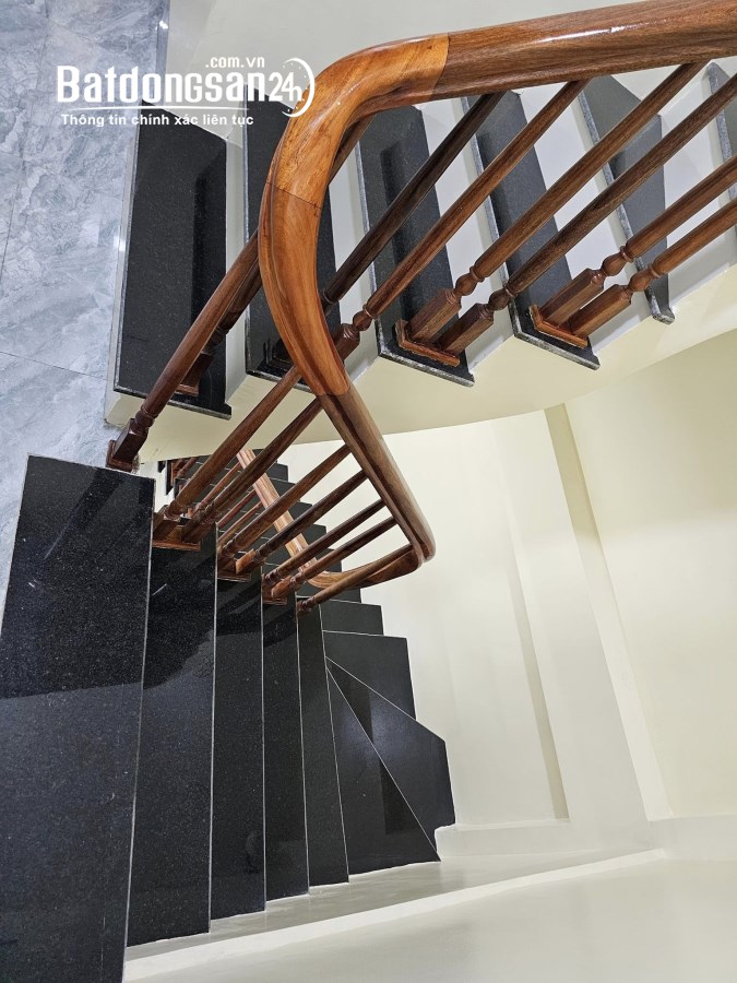 Bán nhà ngõ Mai Động, Hoàng Mai 32m2 giá 2.95 tỷ, 5 tầng, 4PN, MT 3.2m