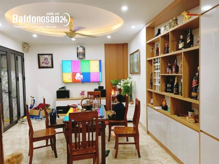 Bán nhà ngõ Yên Phụ, Tây Hồ 42m2 giá 3.9 tỷ, 5 tầng, 4PN, MT 3m