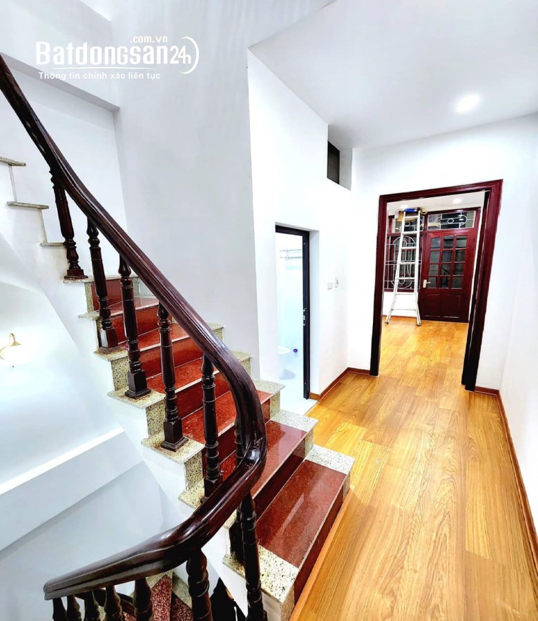 Bán nhà ngõ Cát Linh, Đống Đa 42m2 giá 4.45 tỷ, 5 tầng, 4PN, MT 3m