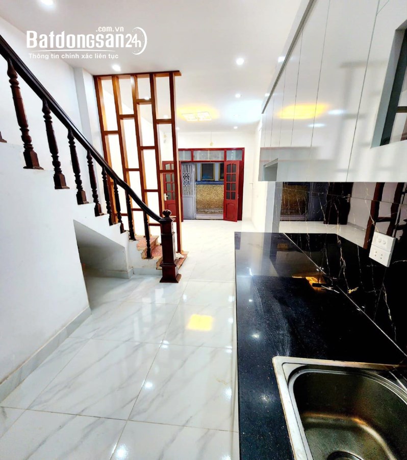 Bán nhà ngõ Cát Linh, Đống Đa 42m2 giá 4.45 tỷ, 5 tầng, 4PN, MT 3m