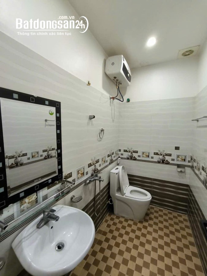 Bán nhà trong ngõ Ngô Gia Tự, giá rẻ. LH: 0976.244.376