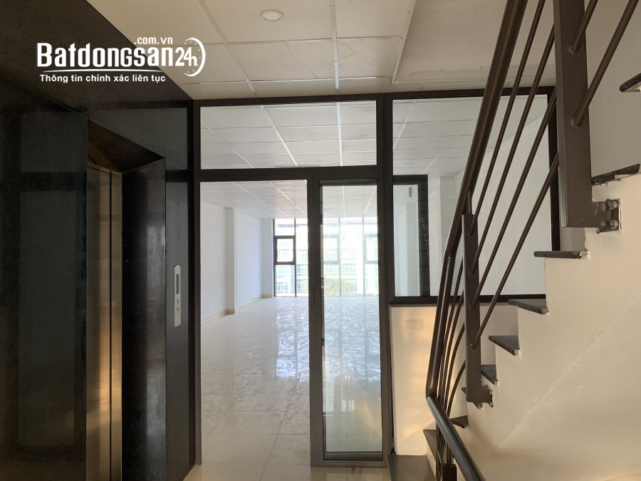 Bán nhà mặt phố Phạm Văn Đồng, 210m2 x 8 tầng, đoạn đẹp nhất, thang máy, giá 48 tỉ.