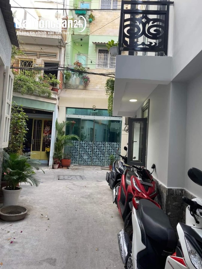 Bán nhà phố Đường Tôn Đản, Quận 4