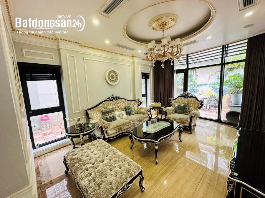 Bán nhà phố Duy Tân, ngõ to 3 ô tô tránh, vỉa hè rộng, giá 17 tỷ.