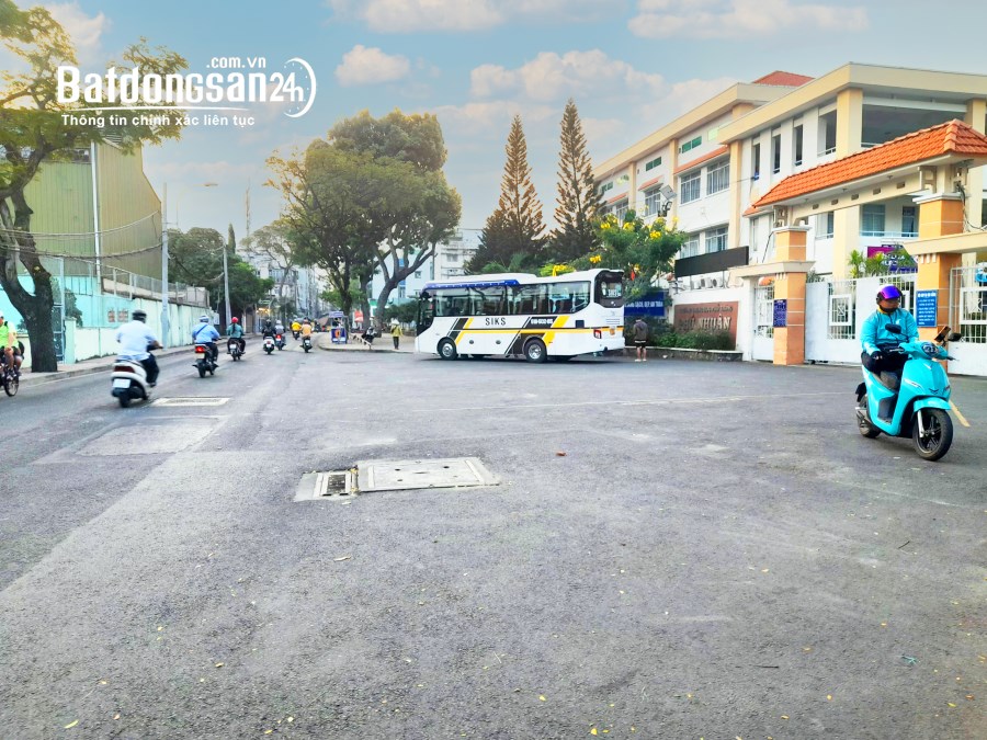 Một Căn Duy NHất , Bán nhà mặt tiền Bùi Văn Thêm, DT 56m2 ngang 4,1m TN 550TR/NĂM