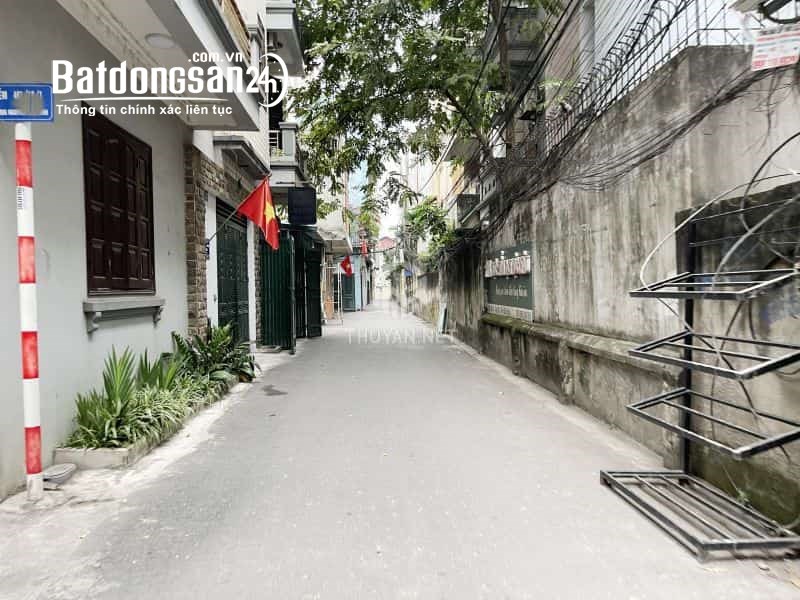 Cần bán 178m2 đất, cách mặt phố chính Chu Huy Mân chưa đến 50m. Vị trí thuận tiện làm