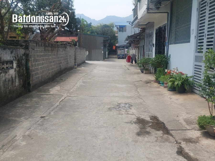 Cần bán lô đất diện tích 300m2. Tổ 8, Tân Thịnh, Tp. Hoà Bình. 