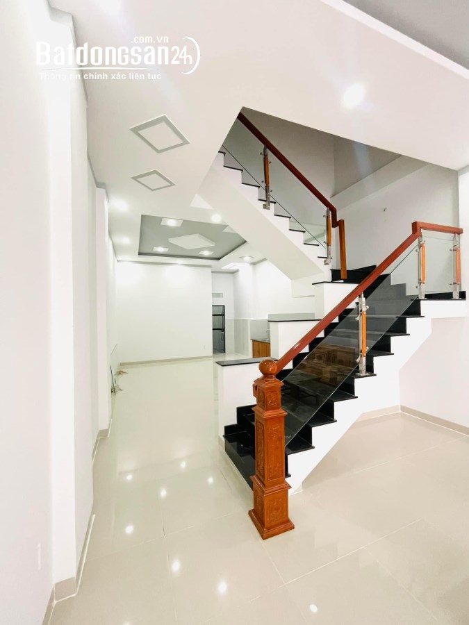 CHỦ KẸT TIỀN CẦN BÁN LỖ  CĂN NHÀ 1 TRỆT LẦU - NGAY TRẠM THU PHÍ BỬU LONG