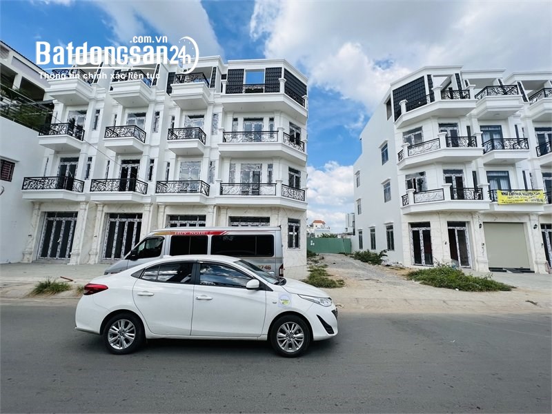 Bán nhà mặt chợ Bà Hom. DT 4x22m2. Giá bán 5,6 tỷ