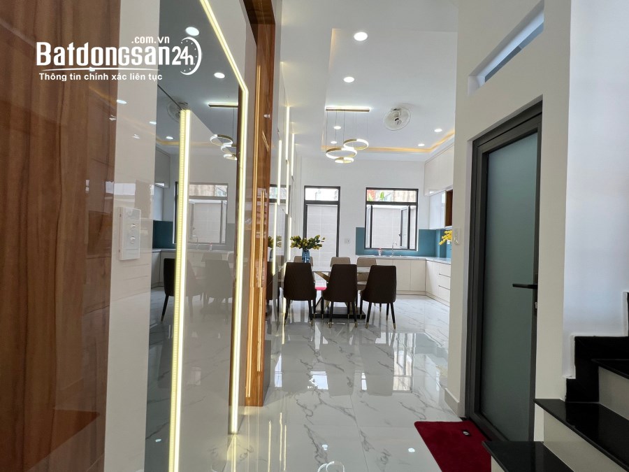 Bán nhà mặt chợ Bà Hom. DT 4x22m2. Giá bán 5,6 tỷ
