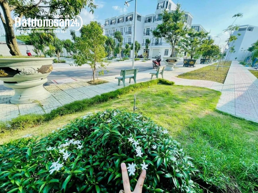   Cần bán biệt thự nhà phố, mặt tiền đường 12m, An Phú Đông, Q12. DT 200m2 1 trệt 2 l