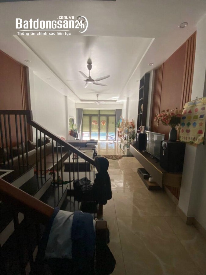 Bán căn nhà 3 tầng ngõ đường Nguyễn Lương Bằng, TP HD, 70m2, 3 ngủ, đường thông oto