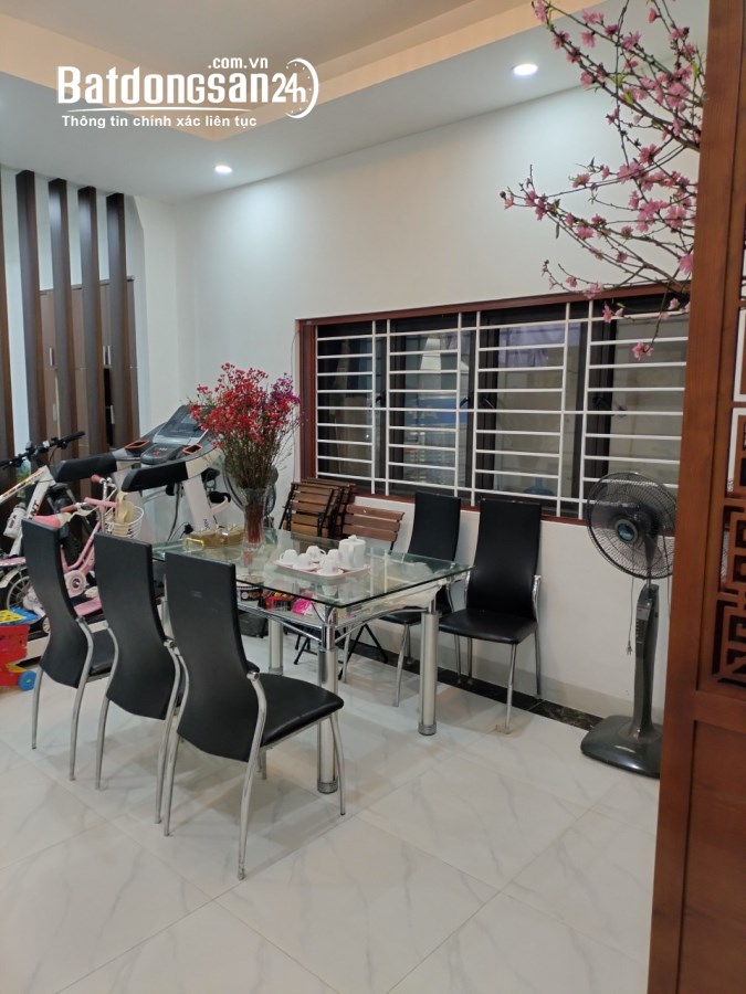 Bán căn hộ T 1 dt 100m2,3 ngủ,2 wc, Phố Trần Bình,Quận Cầu Giấy