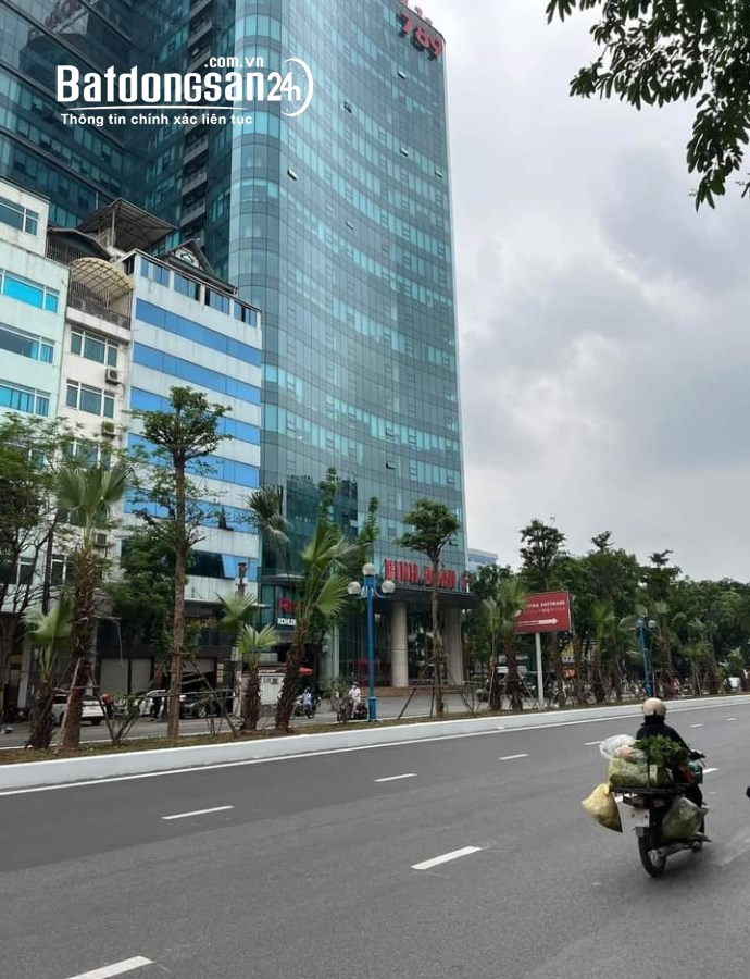 Cho thuê nhà mặt phố Hoàng Quốc Việt 50m*4T, vỉa hè rộng, kinh doanh sầm uất