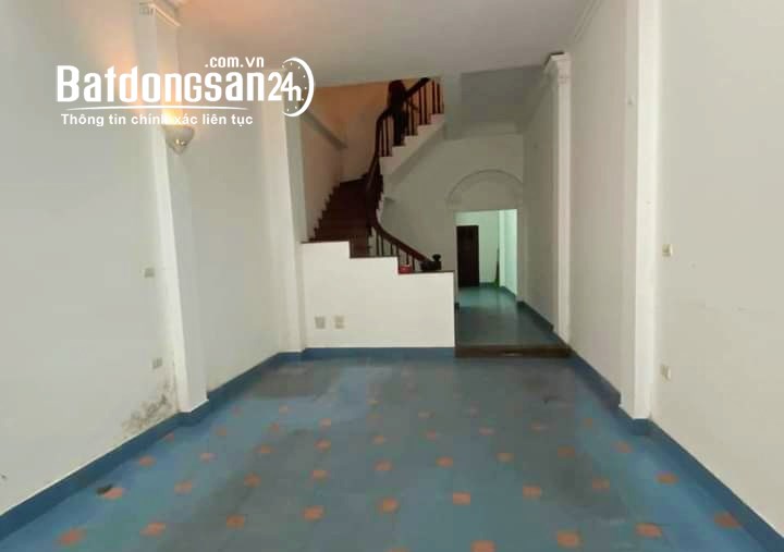Cho thuê nhà mặt phố Hoàng Quốc Việt 50m*4T, vỉa hè rộng, kinh doanh sầm uất