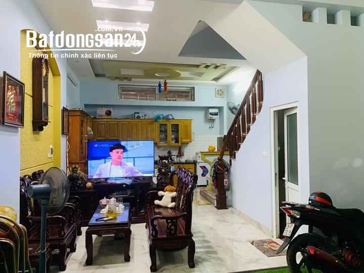 Bán nhà 32m2 x 5 tầng, giá 3,3 tỷ, TTTM Vinhomes 300m, ô tô đỗ sát vách,
