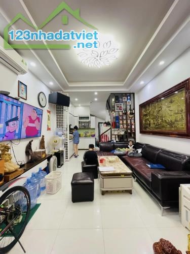 BÁN NHÀ TÔN ĐỨC THẮNG ,NHÀ MỚI Ở NGAY, SẦM UẤT 40M2 5 TẦNG 5 TỶ