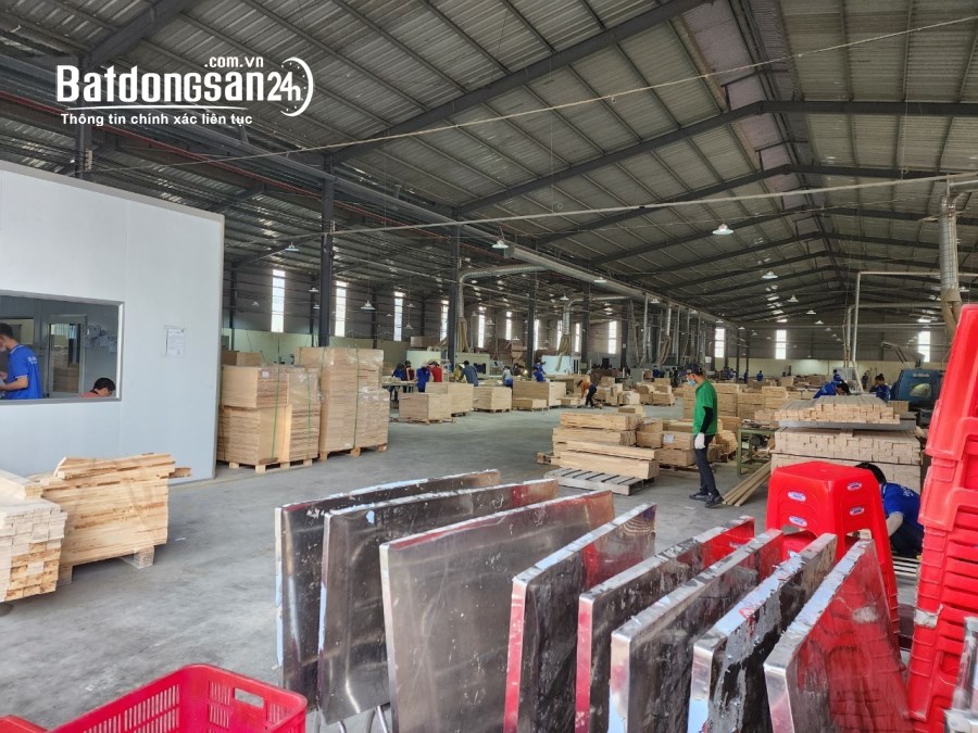 Cho thuê nhà xưởng khuôn viên 3.600 m2 tại CCN Tân Uyên, Bình Dương.