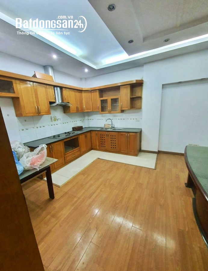 Cho thuê nhà Nguyễn Khánh Toàn Cầu Giấy ô tô tránh, thang máy 63m*5T, THANG MÁY
