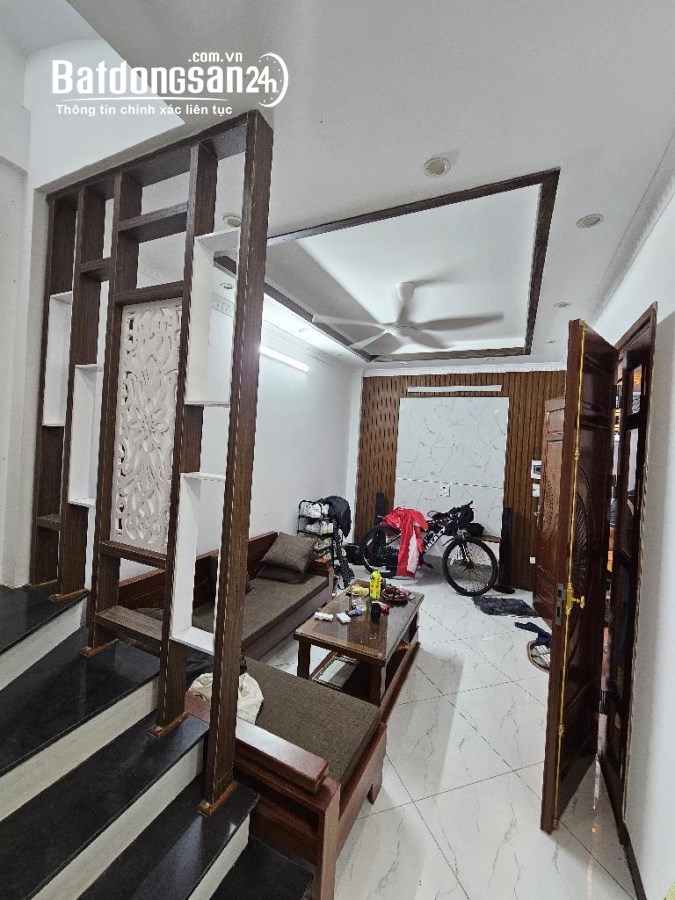 Bán nhà Phố Ngõ Trạm, Phường Thạch Bàn, Quận Long Biên DT 38m2 , 5 tầng , Giá 5.25 tỷ
