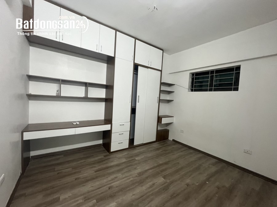 chính chủ bán căn chung cư 74m , sổ đỏ , kdt việt hưng, long biên , hà nội giá 2.4 tỷ