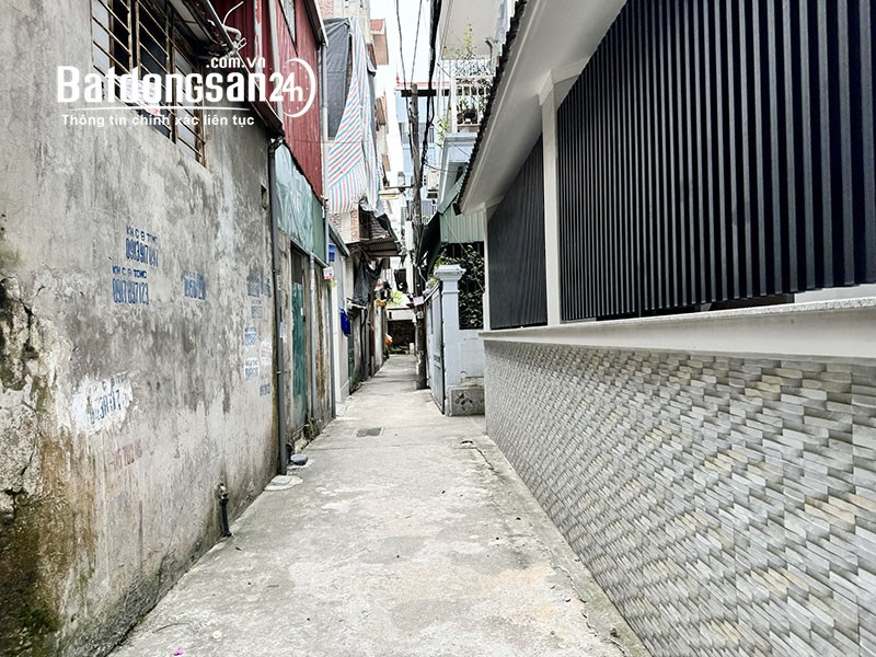 Bán 40m2 đất ngõ đầu phố Hoa Lâm. Ngay cạnh UBND phường 80m và nhiều bãi đỗ xe