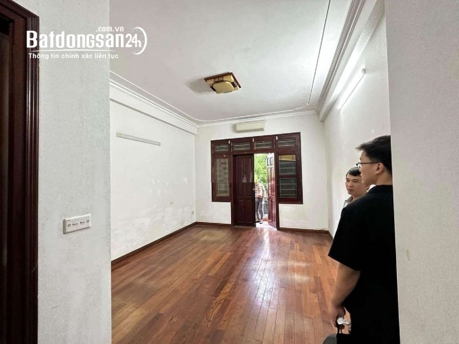 Nhà ngõ 6 phố Trần Quốc Hoàn, Diện tích 60m2 x 4,5 tầng, nhà cạnh trường Cấp 1,2,3 